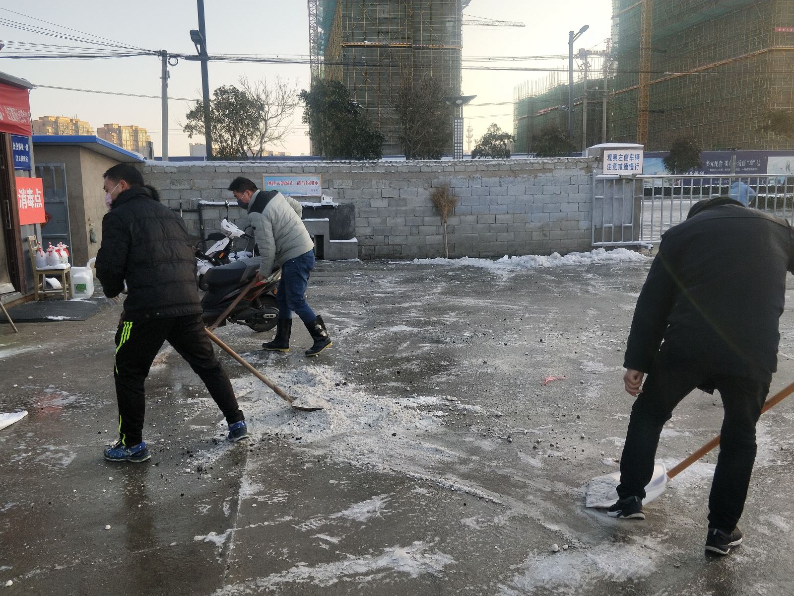 公交集團(tuán)公交事業(yè)一部組織員工開(kāi)展掃雪活動(dòng)